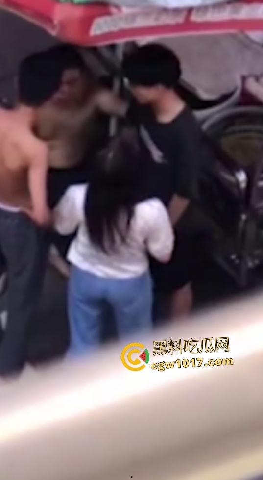 恋母儿子抓包母亲出轨老男人，脱衣服露排骨要单挑，情人无动于衷，老母还护奸夫，死去的老公看到会怎么想！  第2张