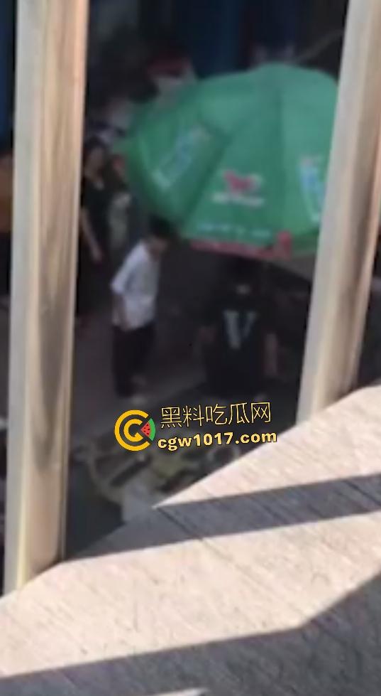 恋母儿子抓包母亲出轨老男人，脱衣服露排骨要单挑，情人无动于衷，老母还护奸夫，死去的老公看到会怎么想！  第6张