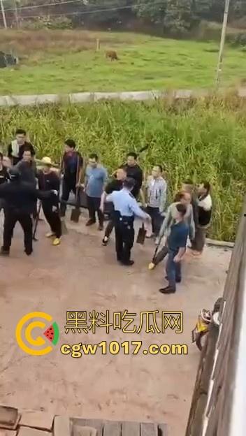 世仇两村大型械斗！仇人见面分外眼红，警察现场拦都拦不开，村民抄起家伙就上，堪比古惑仔砍人！  第3张