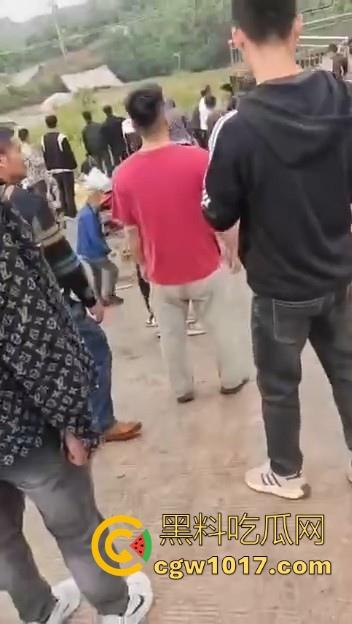 世仇两村大型械斗！仇人见面分外眼红，警察现场拦都拦不开，村民抄起家伙就上，堪比古惑仔砍人！  第10张