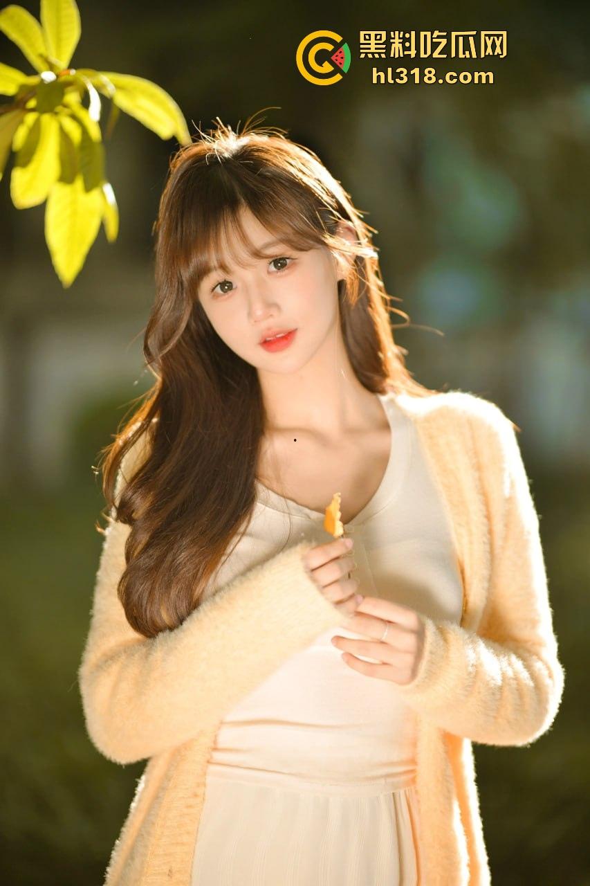 激情小情侣空中泳池激情啪啪被偷拍，泳池极限后入，口交深喉，公共场合大胆做爱，激情满满！  第2张