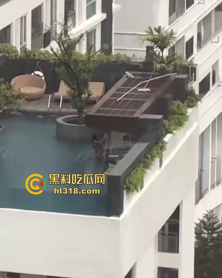 激情小情侣空中泳池激情啪啪被偷拍，泳池极限后入，口交深喉，公共场合大胆做爱，激情满满！  第4张