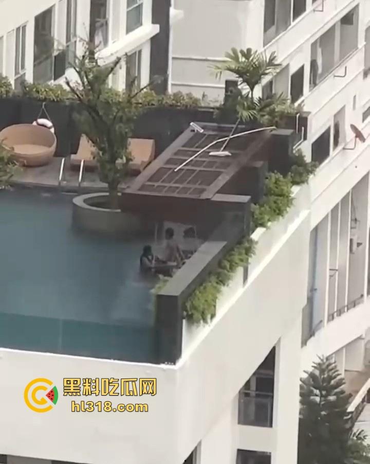 激情小情侣空中泳池激情啪啪被偷拍，泳池极限后入，口交深喉，公共场合大胆做爱，激情满满！  第8张