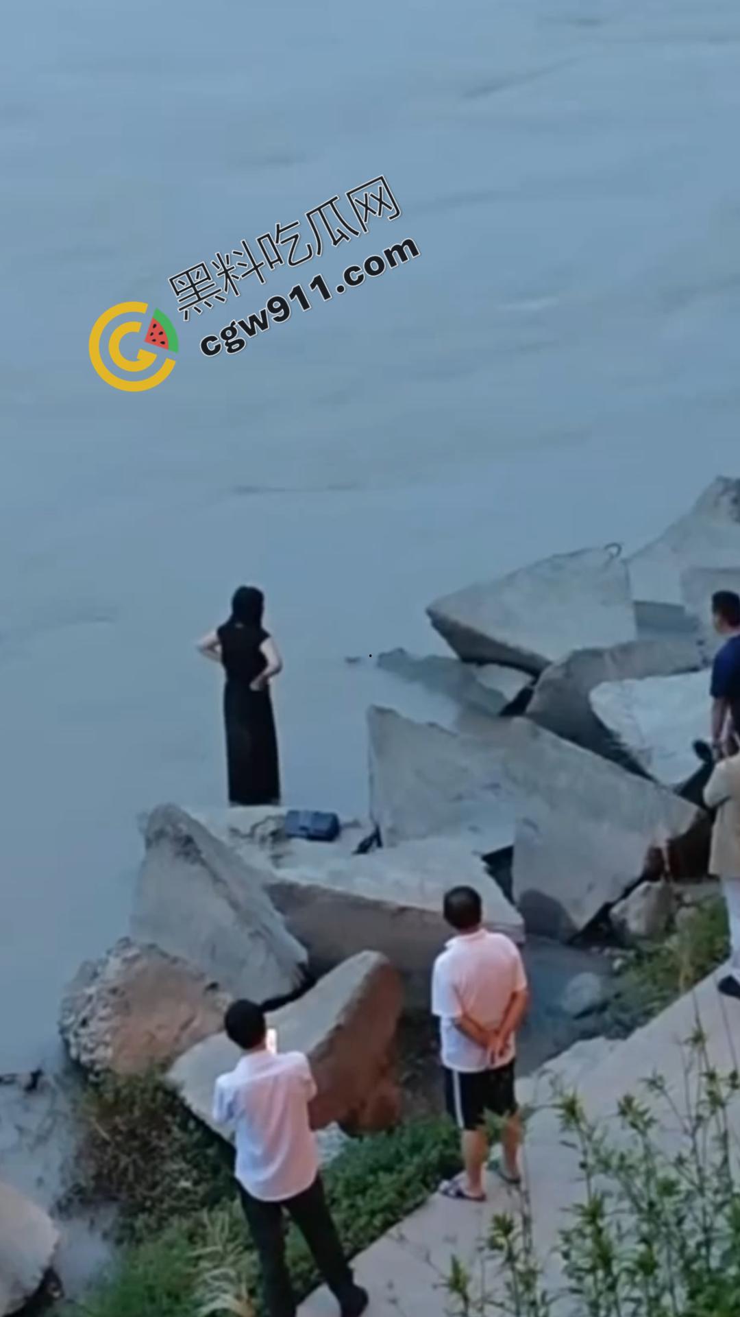 四川乐山美女跳河！ 沉迷情感漩涡无法自拔，消防员拼死营救无果，女子终被激流吞没  第1张