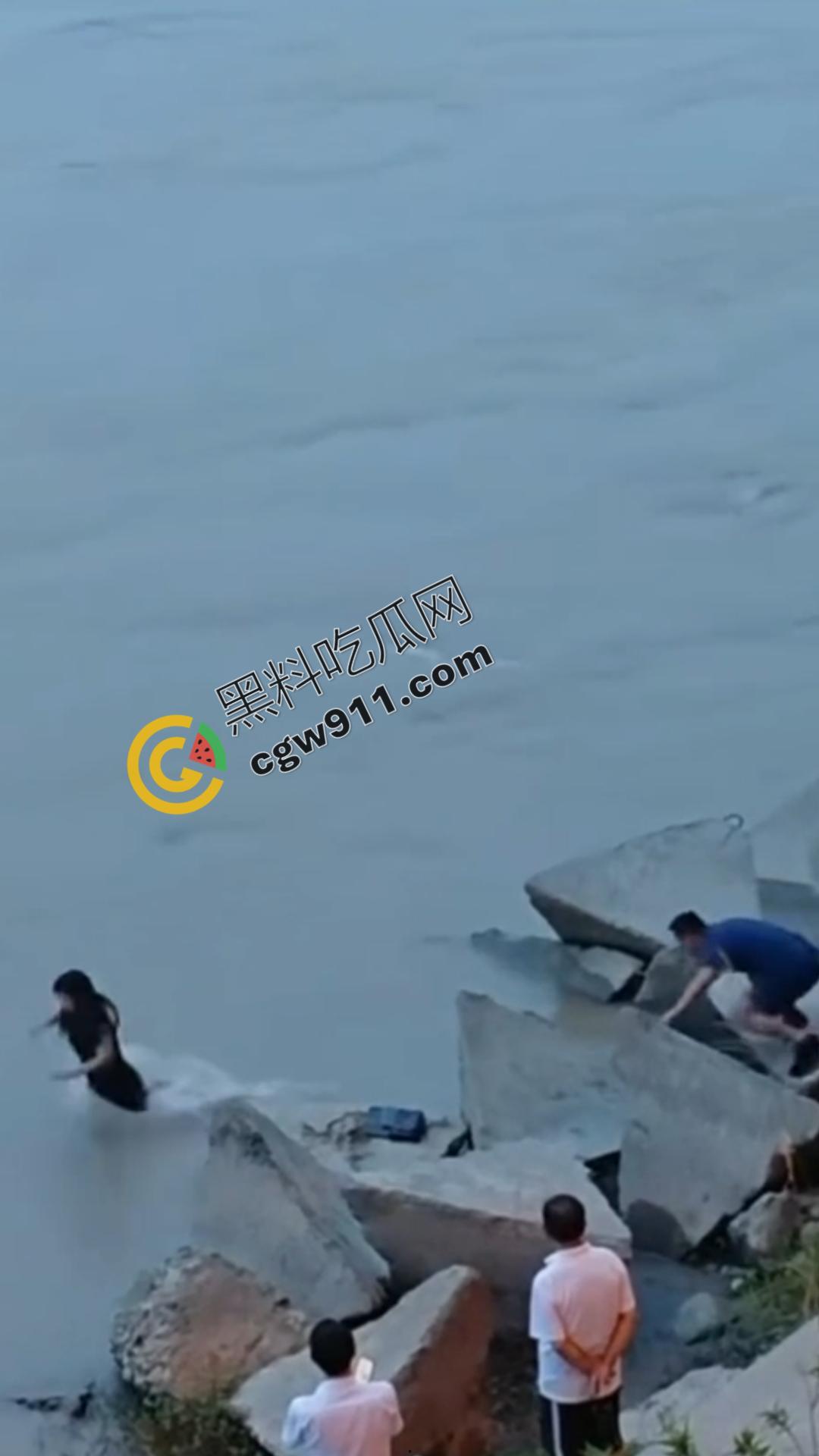 四川乐山美女跳河！ 沉迷情感漩涡无法自拔，消防员拼死营救无果，女子终被激流吞没  第2张