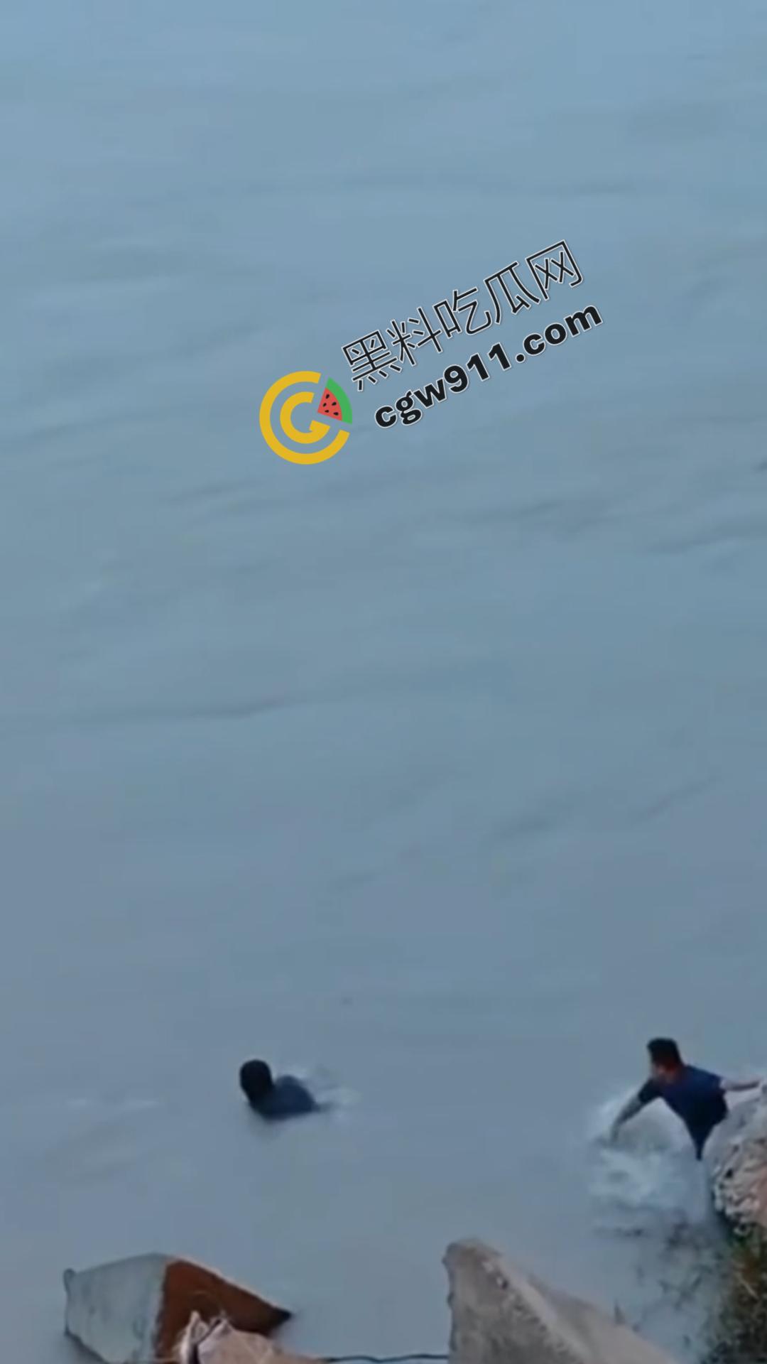 四川乐山美女跳河！ 沉迷情感漩涡无法自拔，消防员拼死营救无果，女子终被激流吞没  第3张