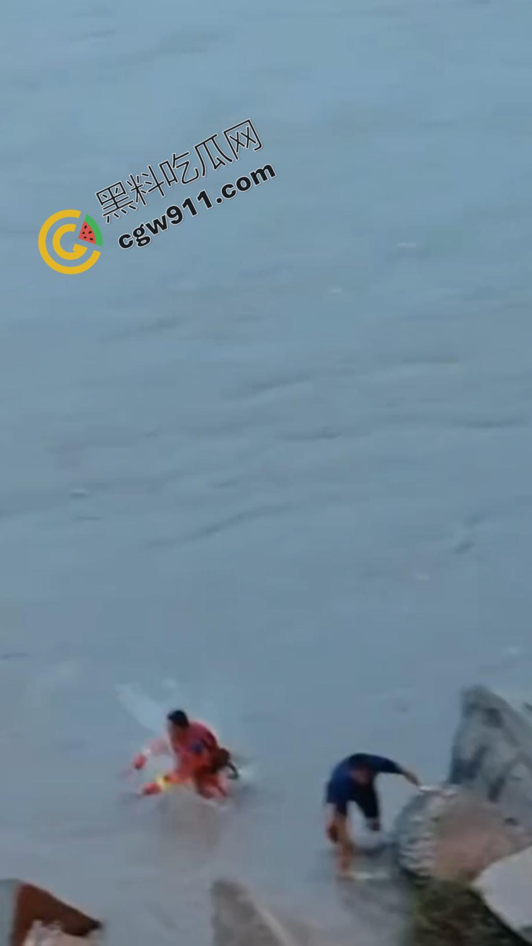 四川乐山美女跳河！ 沉迷情感漩涡无法自拔，消防员拼死营救无果，女子终被激流吞没  第4张