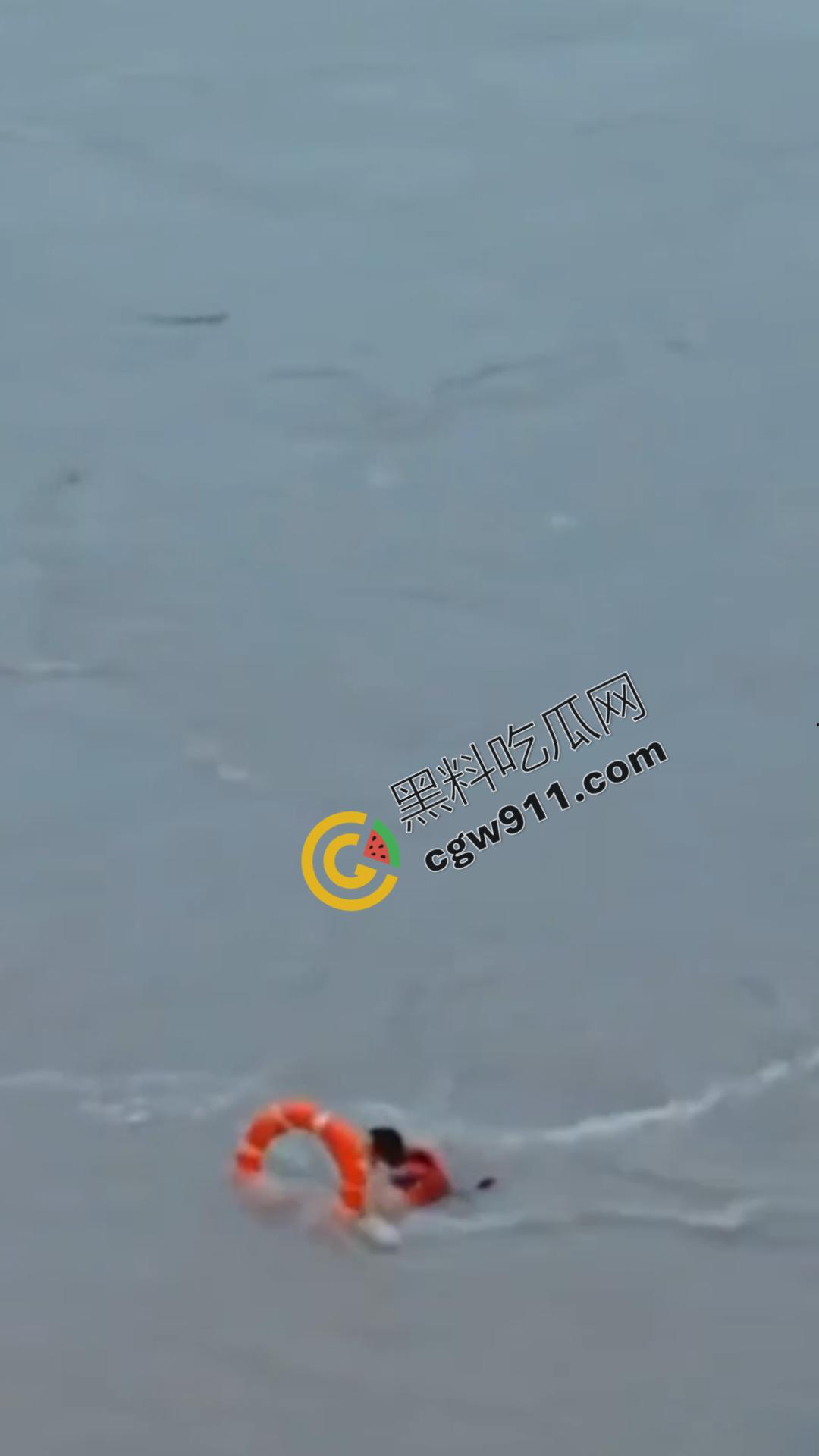 四川乐山美女跳河！ 沉迷情感漩涡无法自拔，消防员拼死营救无果，女子终被激流吞没  第5张