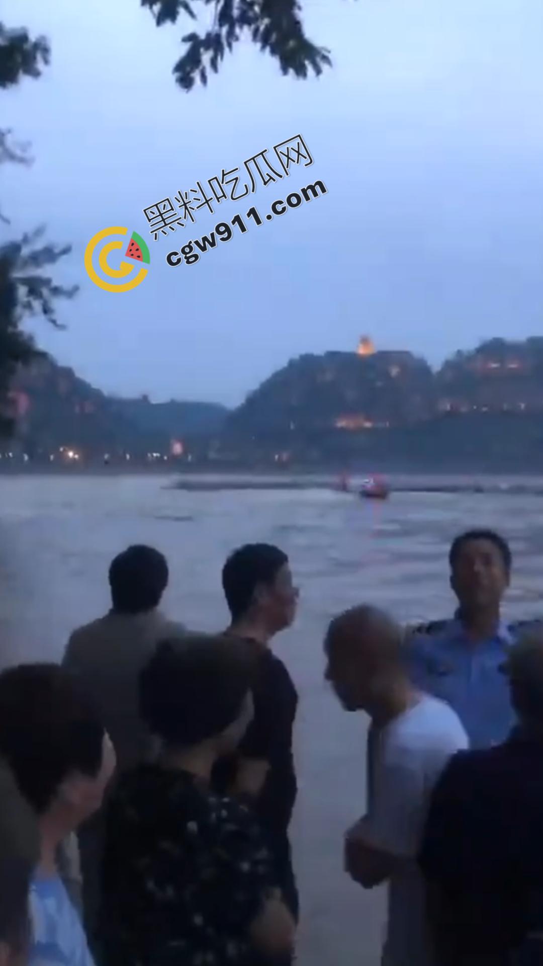 四川乐山美女跳河！ 沉迷情感漩涡无法自拔，消防员拼死营救无果，女子终被激流吞没  第6张