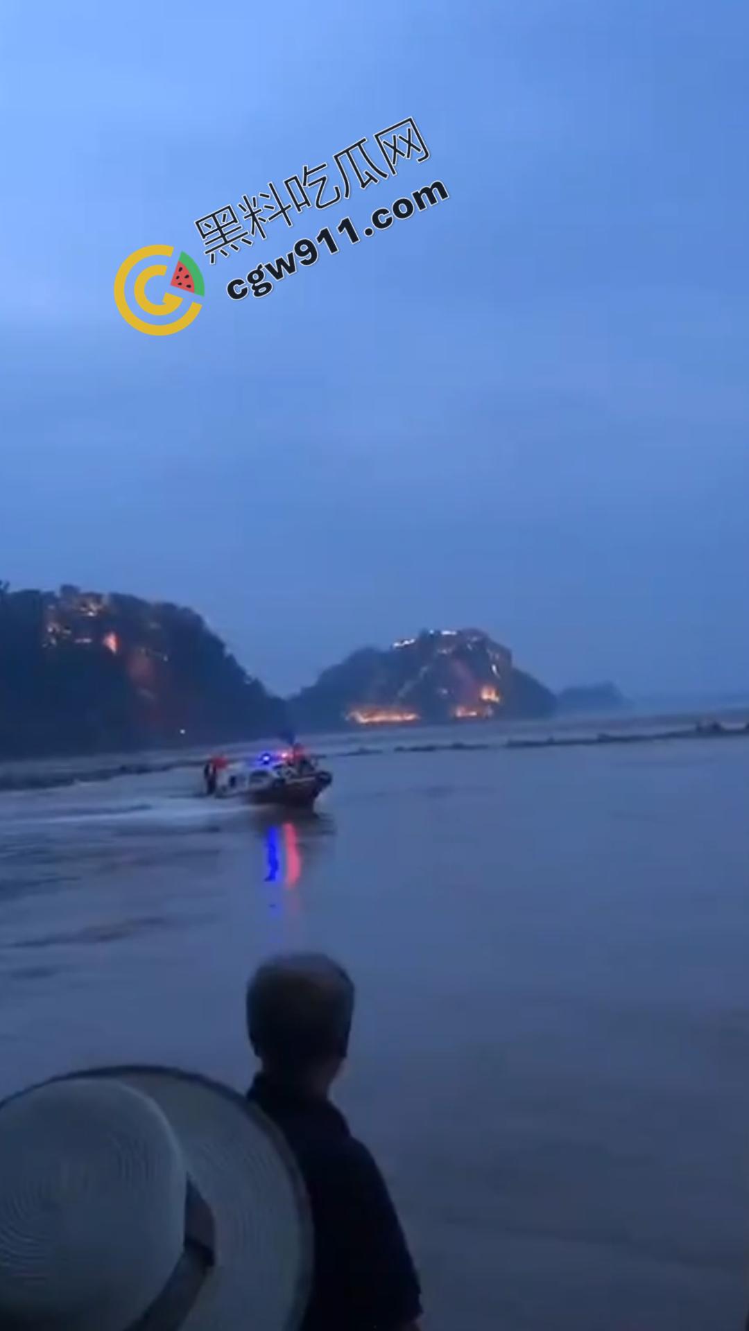 四川乐山美女跳河！ 沉迷情感漩涡无法自拔，消防员拼死营救无果，女子终被激流吞没  第7张