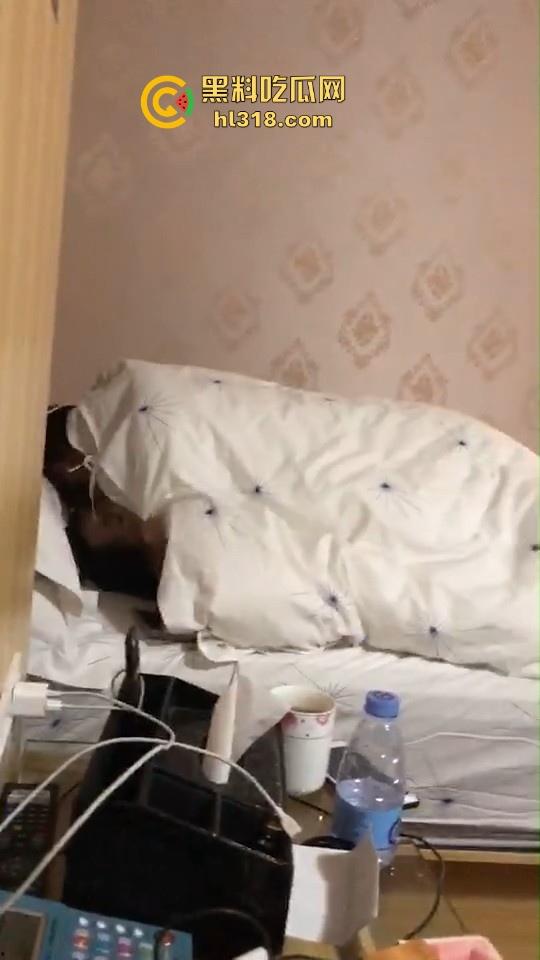 深夜兄弟怒干精神小妹，在旁的我只能眼巴巴的看着，同在一个屋檐下兄弟要不让我也操一下！  第1张