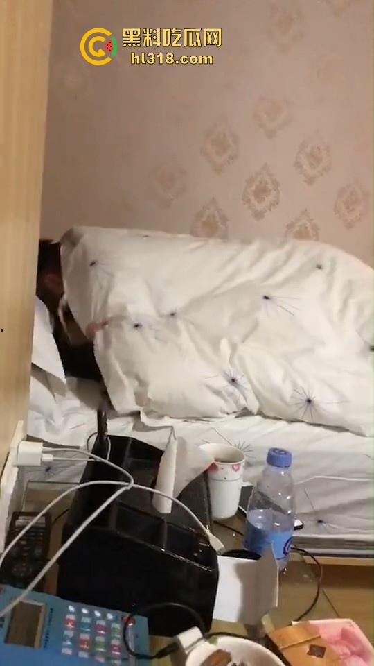 深夜兄弟怒干精神小妹，在旁的我只能眼巴巴的看着，同在一个屋檐下兄弟要不让我也操一下！  第2张