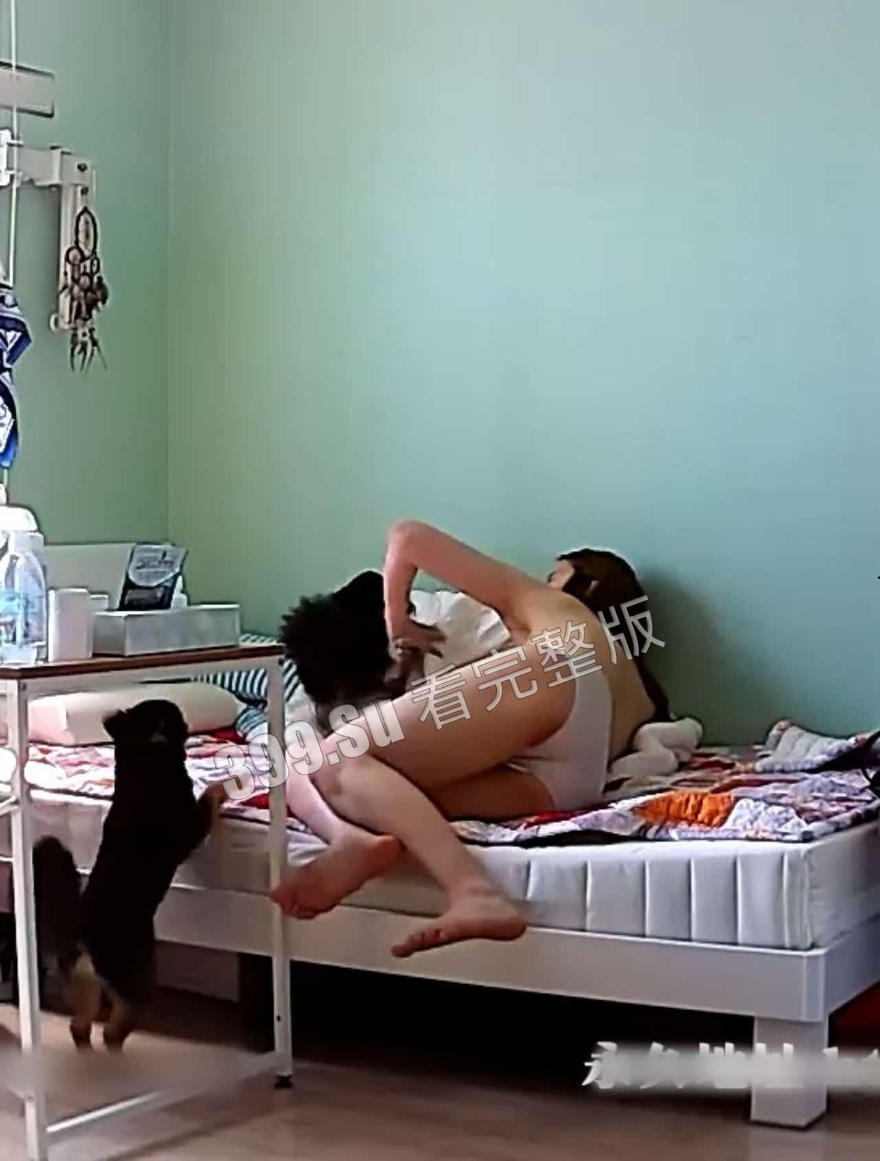 家庭摄像头偷拍 奶子挺拔漂亮  独居妹子的生活状态 第3张