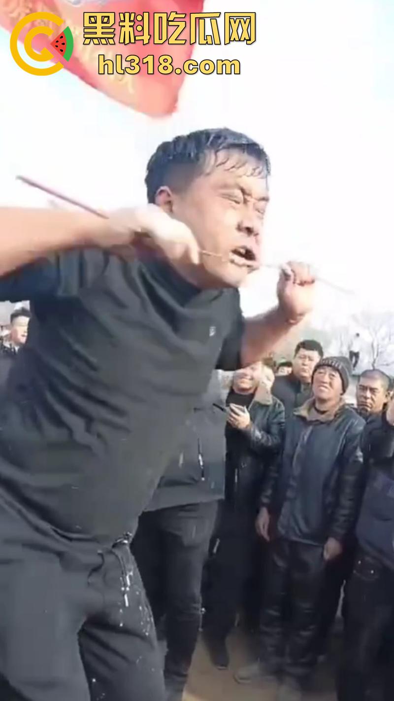 辽宁营口大石桥，对棚低俗表演现场实拍，各种钢针穿刺，铁链穿肉拉伸，玩的真够变态的啊！  第1张