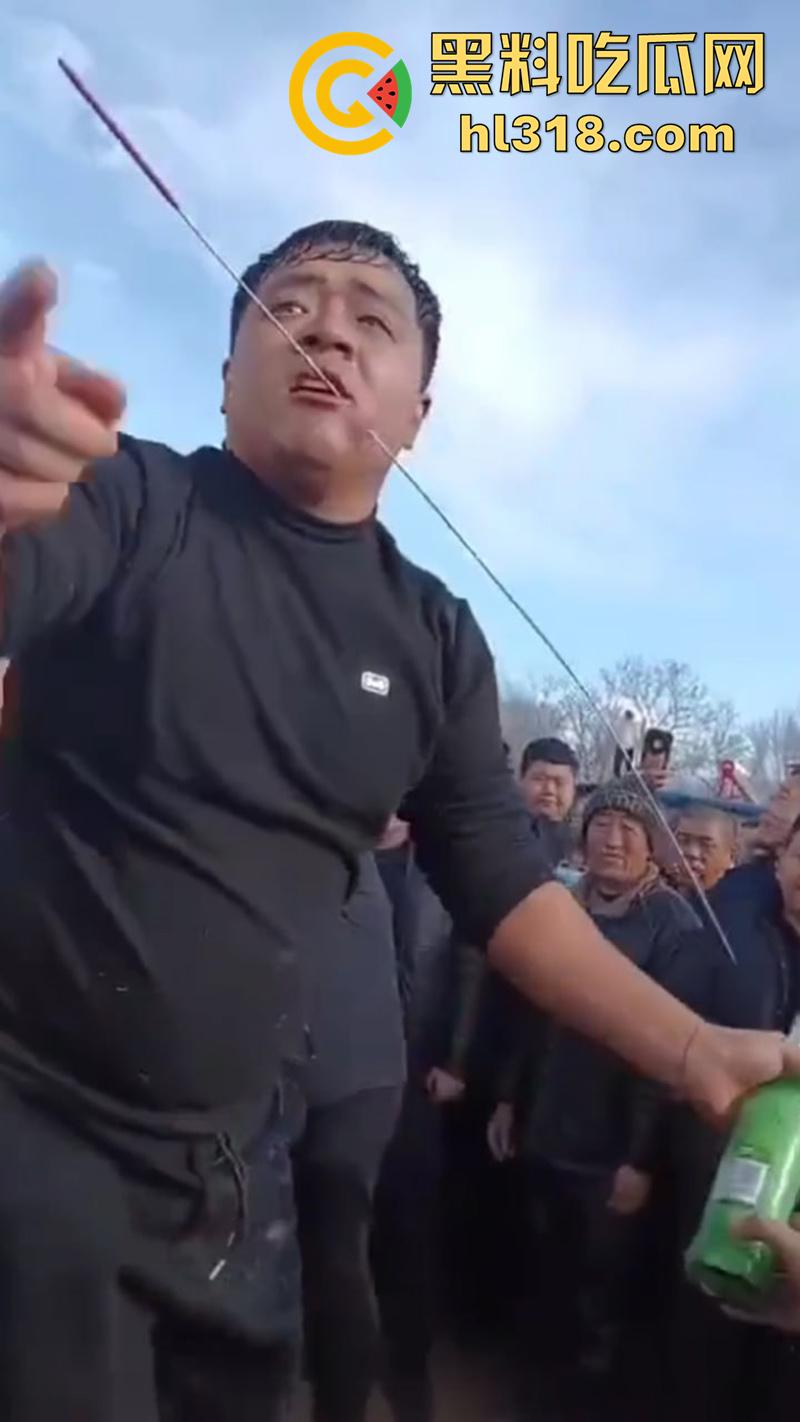 辽宁营口大石桥，对棚低俗表演现场实拍，各种钢针穿刺，铁链穿肉拉伸，玩的真够变态的啊！  第2张