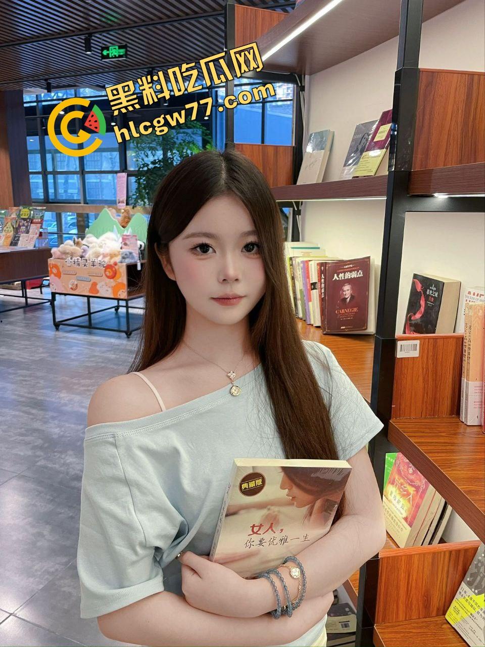 青岛职场【霞姐】清爽短发女领导露脸被操曝光，JK制服渔网骚穴湿到爆，男友小鸡巴根本操不爽！  第2张