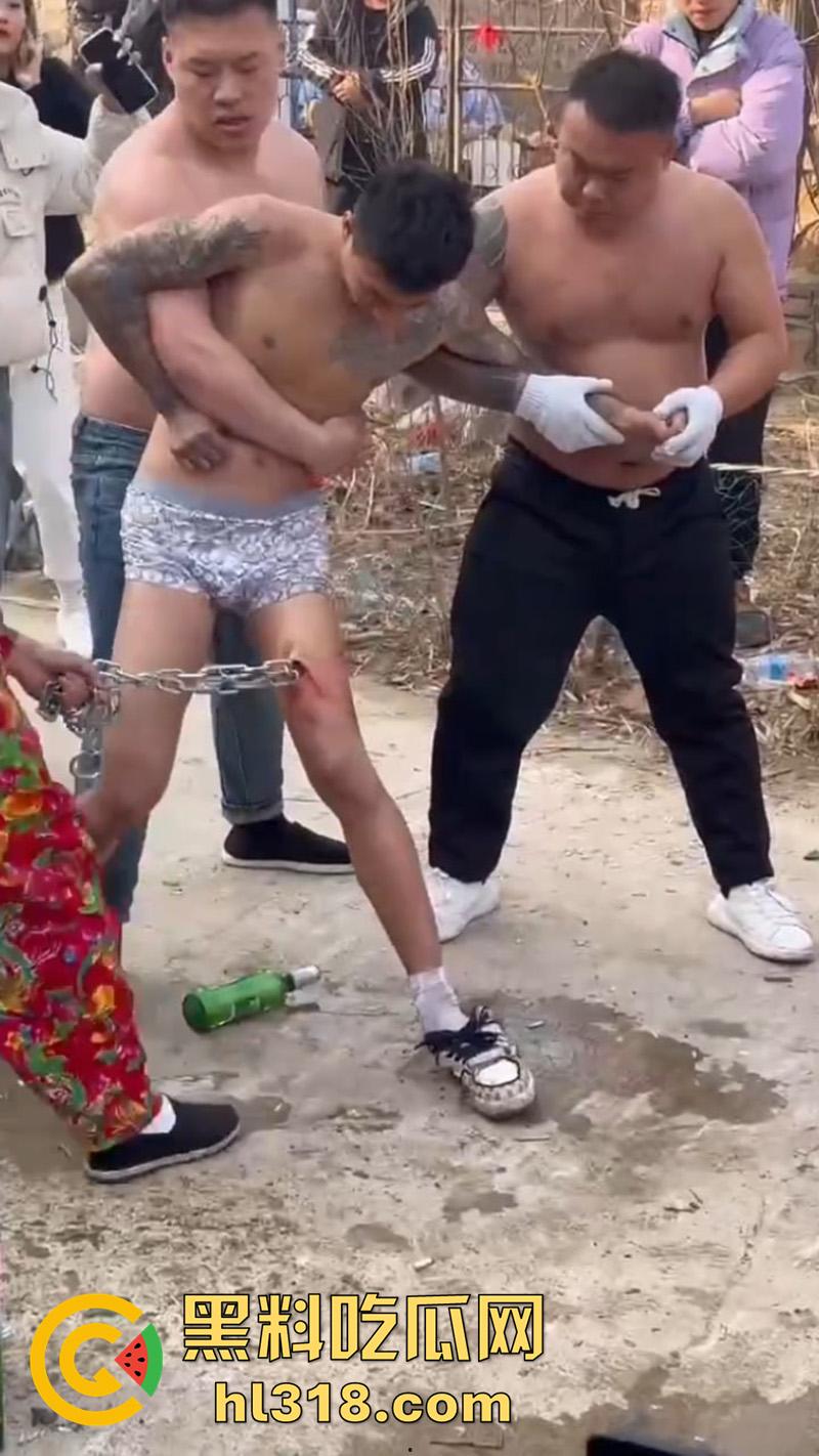 辽宁营口大石桥，对棚低俗表演现场实拍，各种钢针穿刺，铁链穿肉拉伸，玩的真够变态的啊！  第4张
