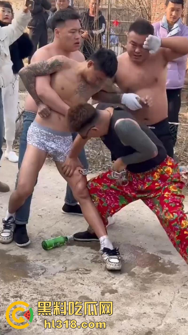 辽宁营口大石桥，对棚低俗表演现场实拍，各种钢针穿刺，铁链穿肉拉伸，玩的真够变态的啊！  第5张