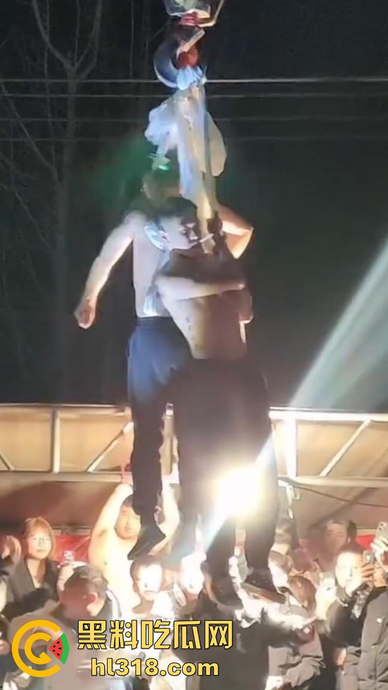 辽宁营口大石桥，对棚低俗表演现场实拍，各种钢针穿刺，铁链穿肉拉伸，玩的真够变态的啊！  第7张