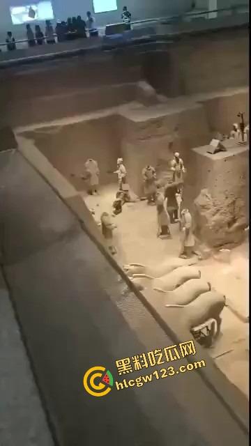 陕西兵马俑博物馆突发迷惑行为，男子纵身跳俑坑，推倒两尊陶俑再原地卧倒捂脸装雕像，景区直接封馆！  第1张