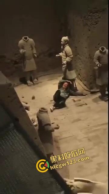 陕西兵马俑博物馆突发迷惑行为，男子纵身跳俑坑，推倒两尊陶俑再原地卧倒捂脸装雕像，景区直接封馆！  第2张