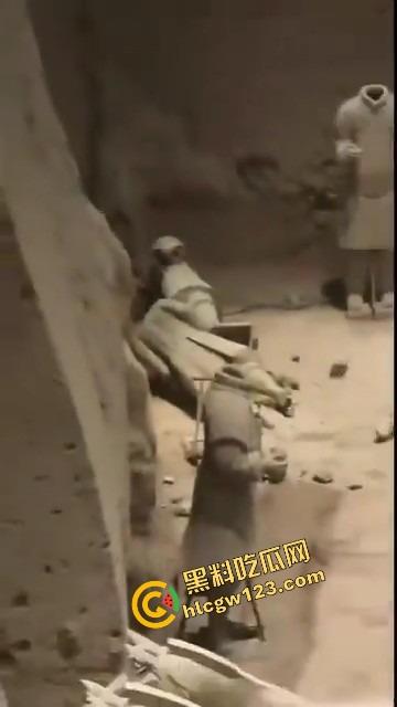 陕西兵马俑博物馆突发迷惑行为，男子纵身跳俑坑，推倒两尊陶俑再原地卧倒捂脸装雕像，景区直接封馆！  第3张
