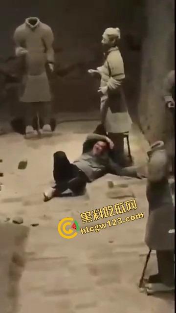 陕西兵马俑博物馆突发迷惑行为，男子纵身跳俑坑，推倒两尊陶俑再原地卧倒捂脸装雕像，景区直接封馆！  第4张