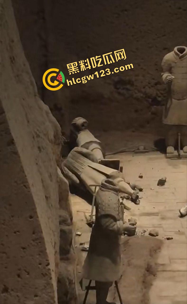 陕西兵马俑博物馆突发迷惑行为，男子纵身跳俑坑，推倒两尊陶俑再原地卧倒捂脸装雕像，景区直接封馆！  第6张
