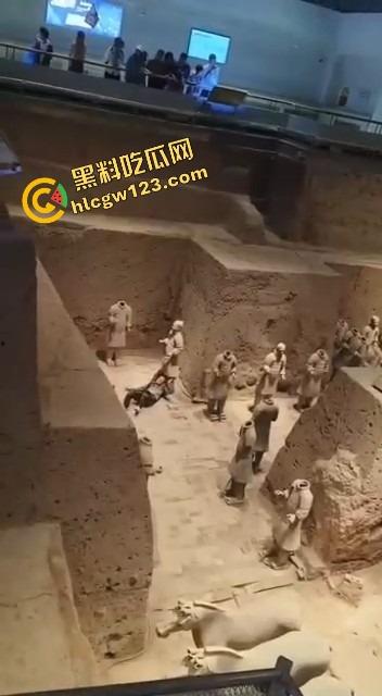 陕西兵马俑博物馆突发迷惑行为，男子纵身跳俑坑，推倒两尊陶俑再原地卧倒捂脸装雕像，景区直接封馆！  第7张