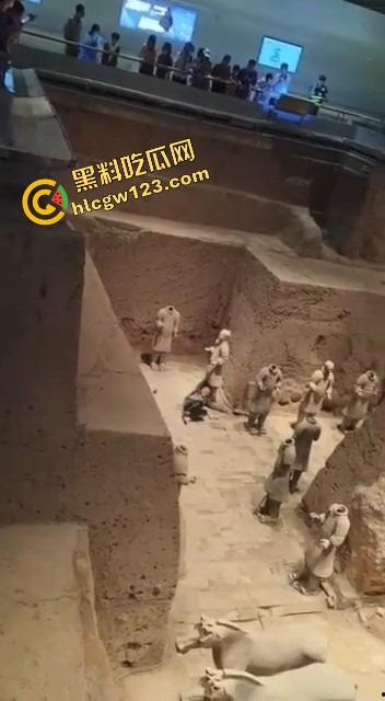陕西兵马俑博物馆突发迷惑行为，男子纵身跳俑坑，推倒两尊陶俑再原地卧倒捂脸装雕像，景区直接封馆！  第8张