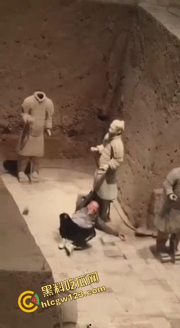 陕西兵马俑博物馆突发迷惑行为，男子纵身跳俑坑，推倒两尊陶俑再原地卧倒捂脸装雕像，景区直接封馆！  第9张