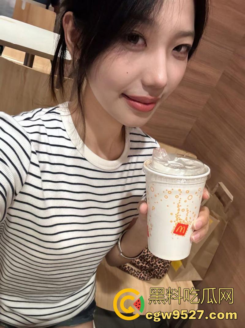 鲁东大学甜美尤物【邹穆彤】,高颜值大奶学生妹,白天女神晚上母狗,手指插逼淫水乱流,淫荡到没边! 第1张 鲁东大学甜美尤物【邹穆彤】,高颜值大奶学生妹,白天女神晚上母狗,手指插逼淫水乱流,淫荡到没边! 第1张