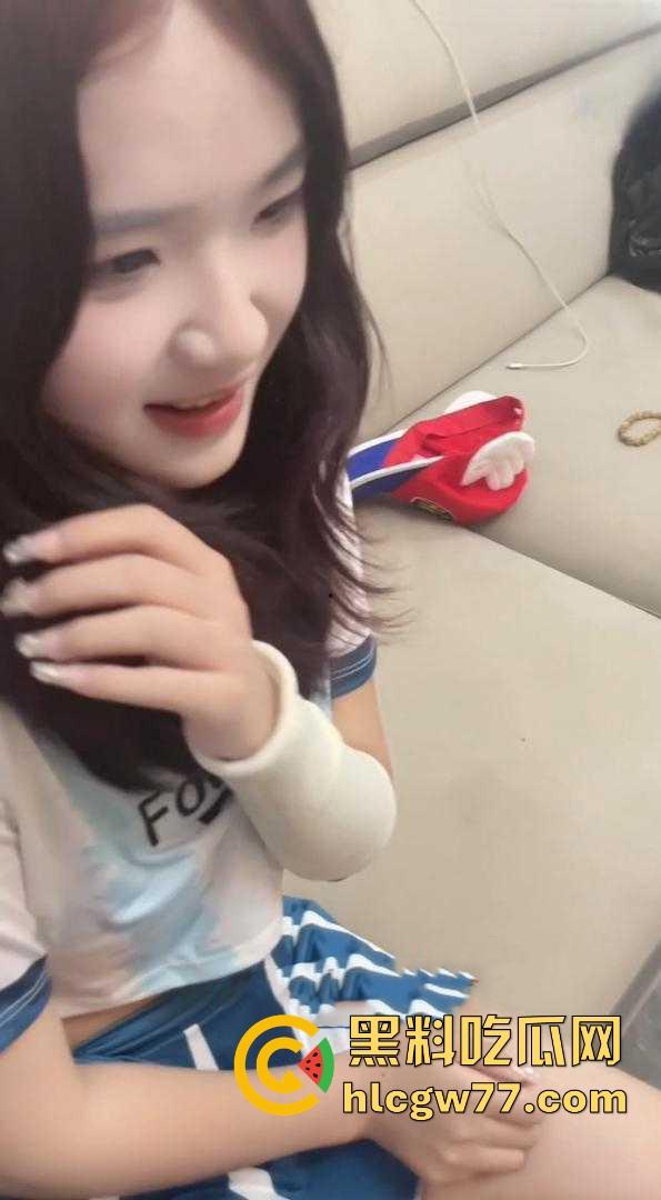 海角大神拿下肤白貌美高颜值的表妹 甜美系妹子 足球宝贝jk制服 后入无套抽插  第2张