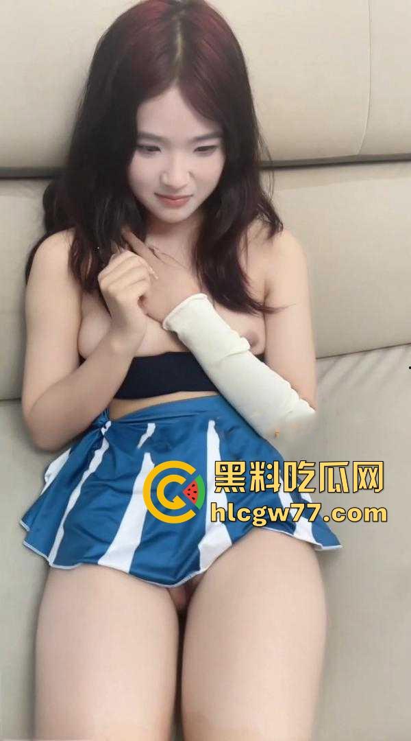 海角大神拿下肤白貌美高颜值的表妹 甜美系妹子 足球宝贝jk制服 后入无套抽插  第4张