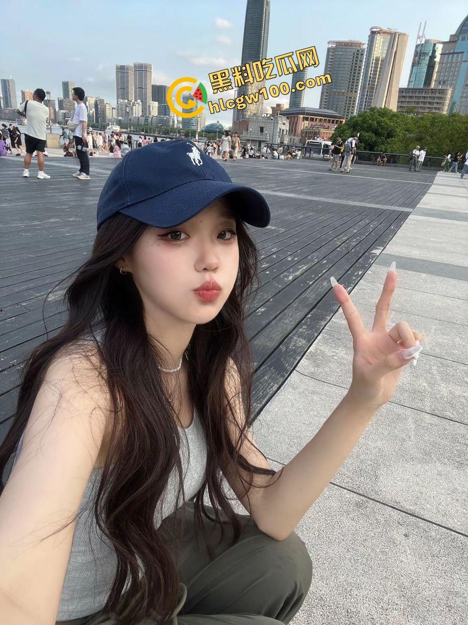 长沙岳麓区骚母狗淫荡人妻【张佩宁】绿帽奴贡献淫妻给处男，前后夹击塞满骚穴，淫乱3P独家流出！  第1张