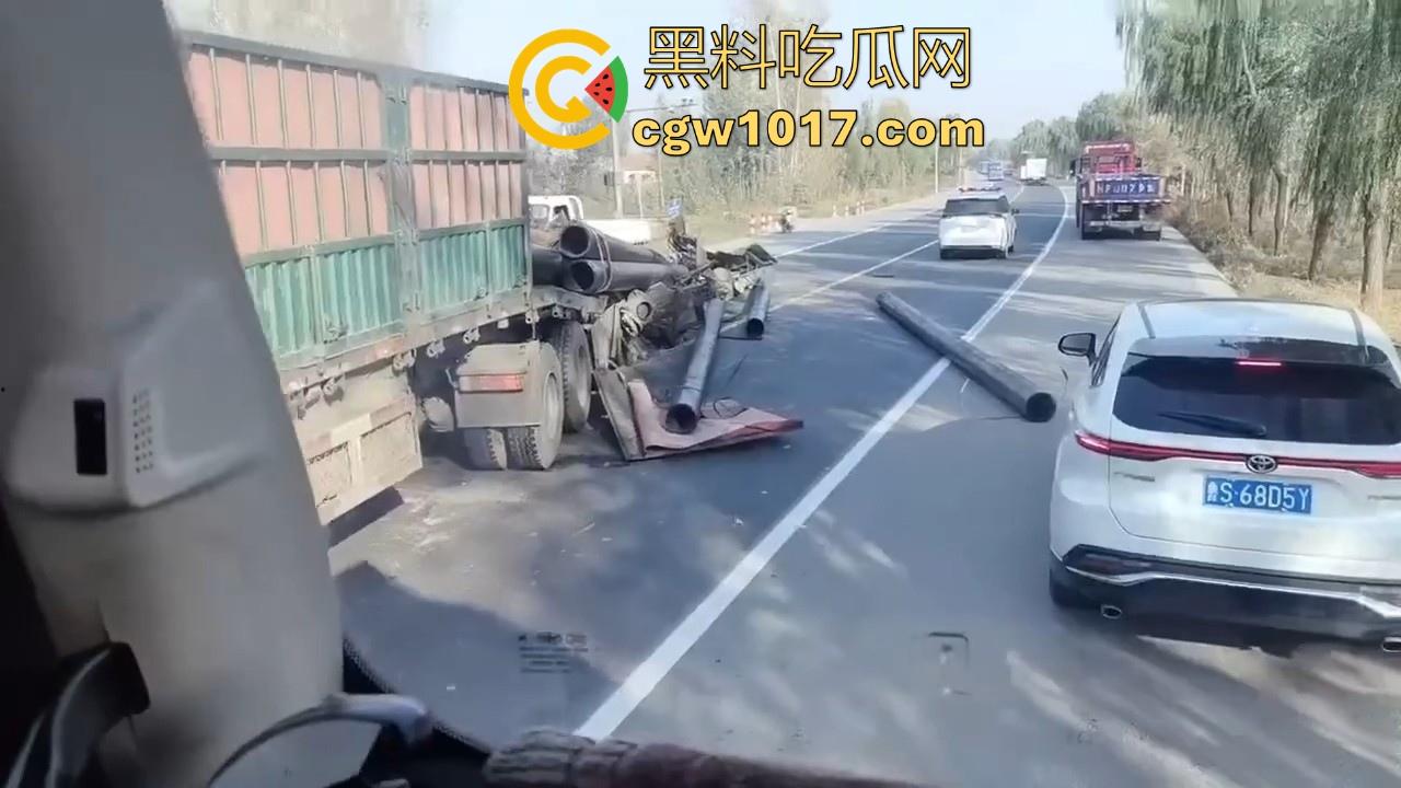 聊城高唐固河段发生重大车祸，大卡车拉钢管，一个急刹驾驶室都没了，好恐怖啊，不知道人有事没！  第1张