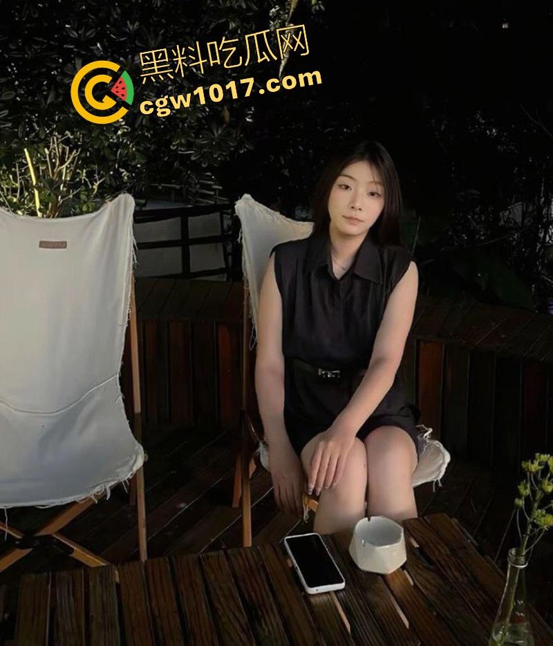 深圳农业银行柜员【林默莉】为求业绩下班幽会金主，不为错过每个业务，边跟大哥做爱边接电话，露脸骑乘反差拉满!  第1张