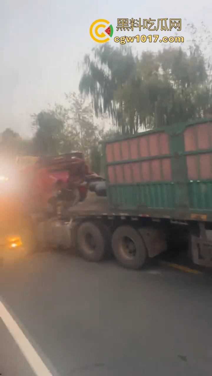聊城高唐固河段发生重大车祸，大卡车拉钢管，一个急刹驾驶室都没了，好恐怖啊，不知道人有事没！  第6张