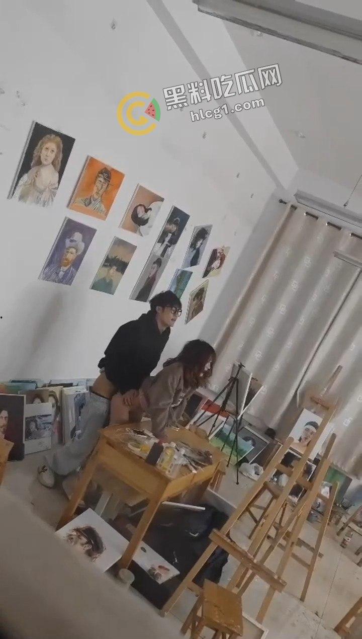 画室半夜激情野战！大学生大胆打野炮，被同学意外拍下流出，校园群炸锅！  第5张