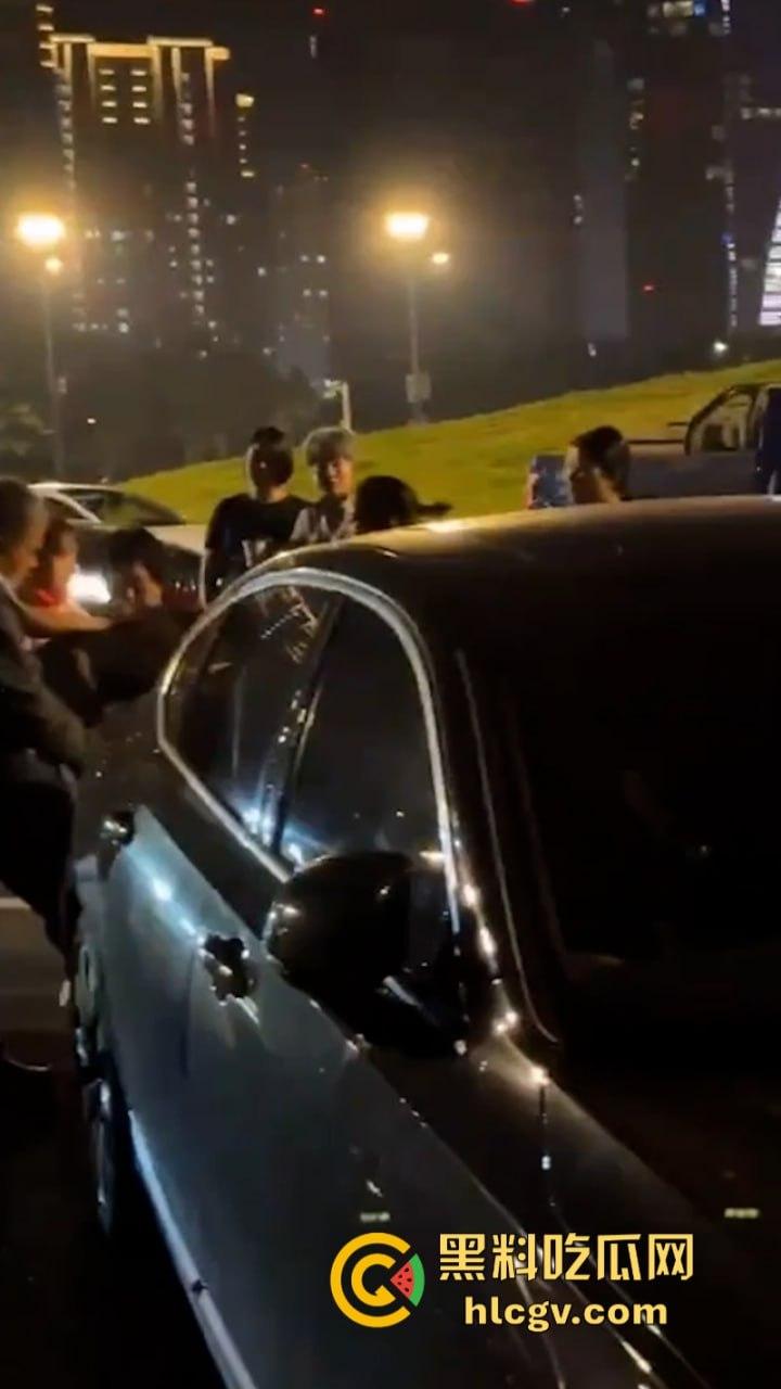 福州女子给已婚男发暧昧信息天天发骚 全家总动员婆媳联手抓小三  打成狗了这是！ 第1张