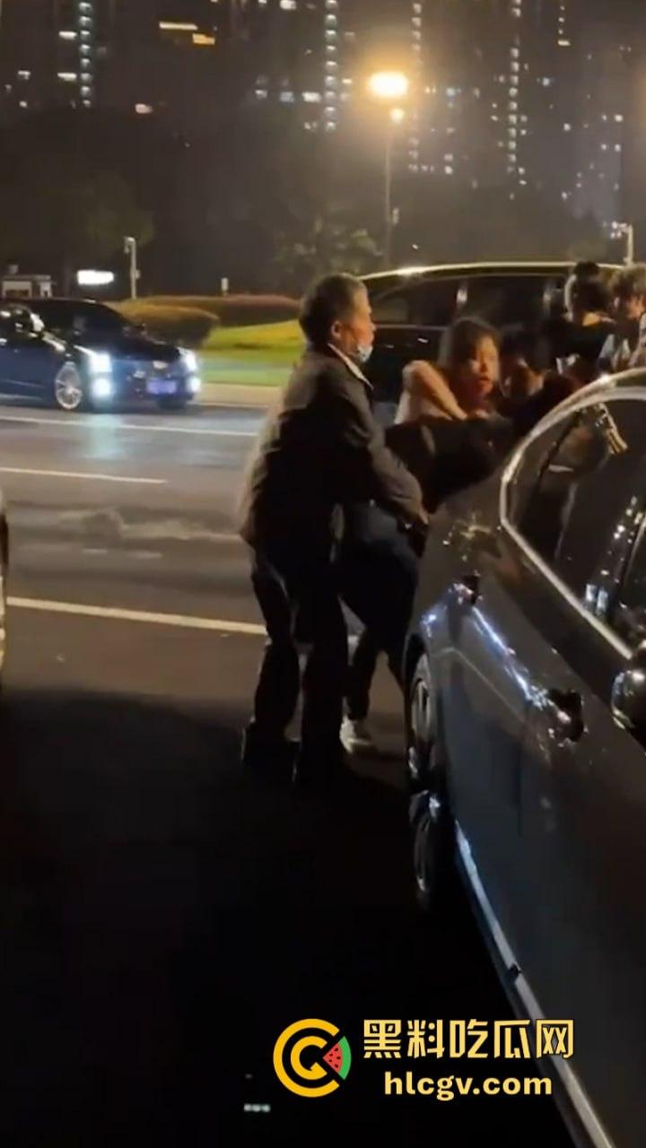 福州女子给已婚男发暧昧信息天天发骚 全家总动员婆媳联手抓小三  打成狗了这是！ 第2张