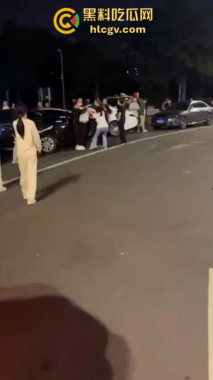 福州女子给已婚男发暧昧信息天天发骚 全家总动员婆媳联手抓小三  打成狗了这是！ 第4张