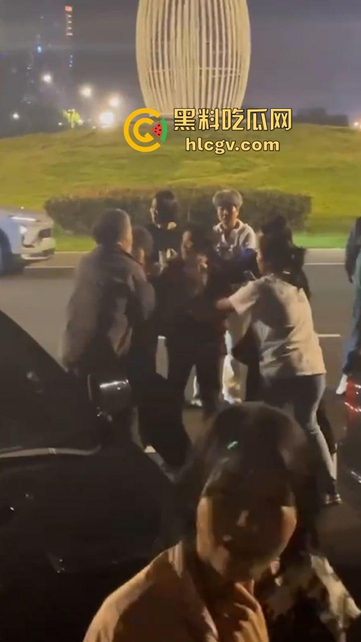 福州女子给已婚男发暧昧信息天天发骚 全家总动员婆媳联手抓小三  打成狗了这是！ 第6张