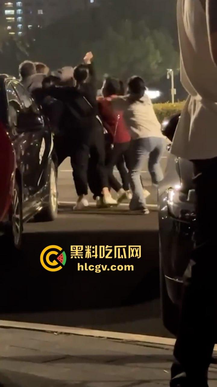 福州女子给已婚男发暧昧信息天天发骚 全家总动员婆媳联手抓小三  打成狗了这是！ 第7张