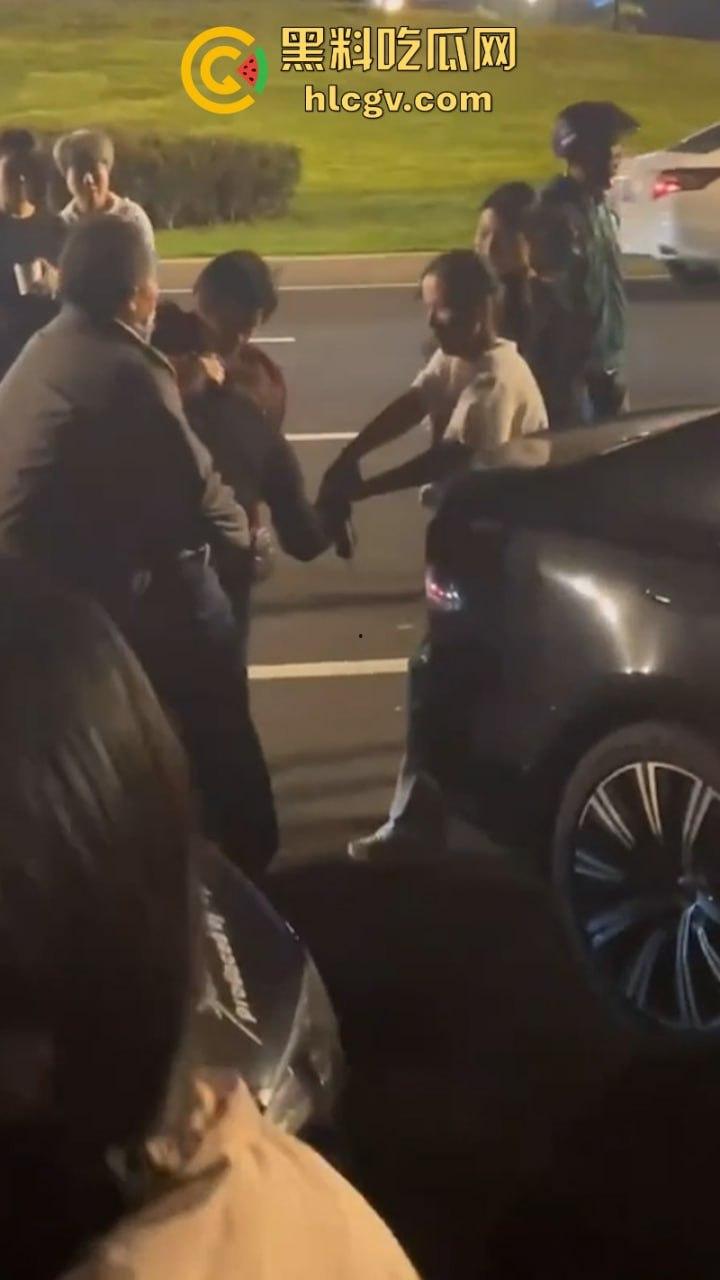 福州女子给已婚男发暧昧信息天天发骚 全家总动员婆媳联手抓小三  打成狗了这是！ 第8张