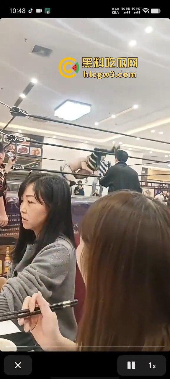 餐饮业卷到离谱江门邑尚酒店上演真实版WWE，边吃早茶边看人摔跤，这画风绝对新鲜  第1张