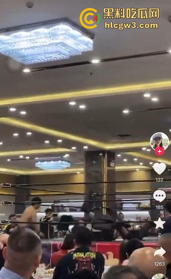 餐饮业卷到离谱江门邑尚酒店上演真实版WWE，边吃早茶边看人摔跤，这画风绝对新鲜  第2张
