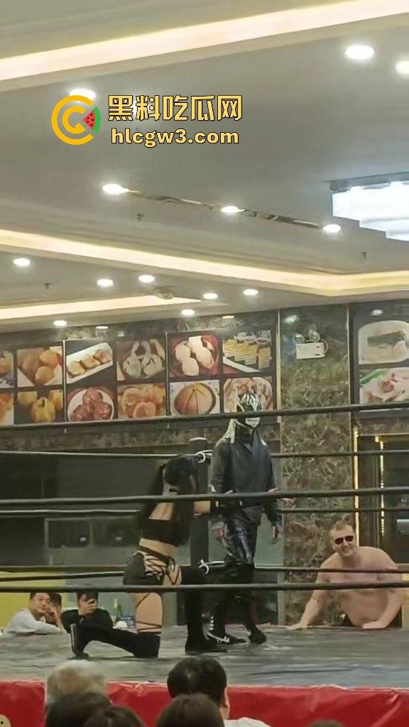 餐饮业卷到离谱江门邑尚酒店上演真实版WWE，边吃早茶边看人摔跤，这画风绝对新鲜  第3张