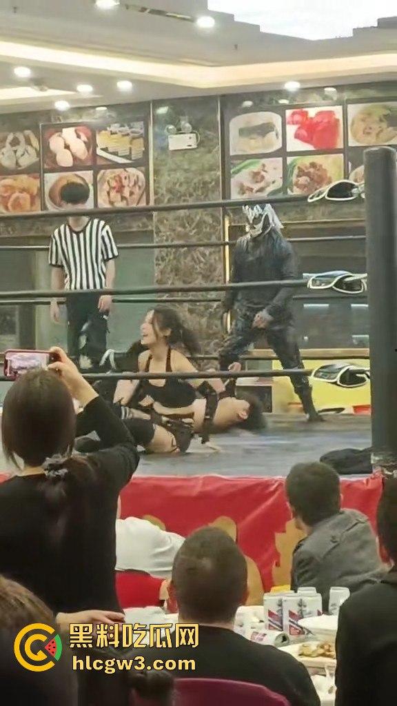 餐饮业卷到离谱江门邑尚酒店上演真实版WWE，边吃早茶边看人摔跤，这画风绝对新鲜  第4张