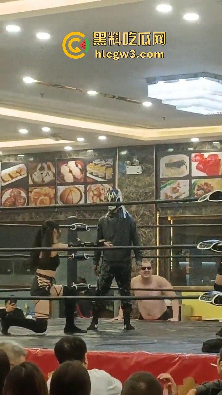 餐饮业卷到离谱江门邑尚酒店上演真实版WWE，边吃早茶边看人摔跤，这画风绝对新鲜  第5张